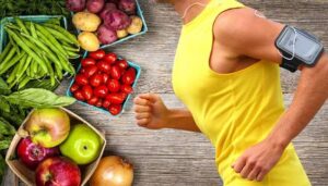 hombre deportista con alimentos saludables