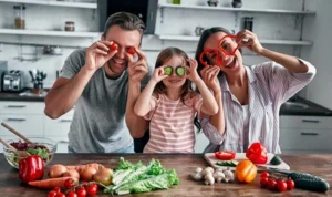 Familia cocinando saludable