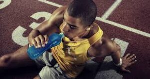 Deportista tomando bebida isotónica