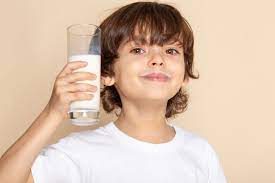 Niño tomando leche de vaca