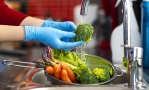 lavar bien frutas y vegetales para evitar contaminacion cruzada de gluten