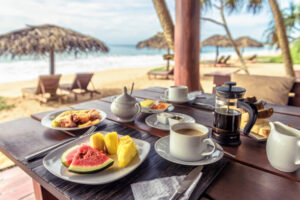 Tomar desayuno en la playa