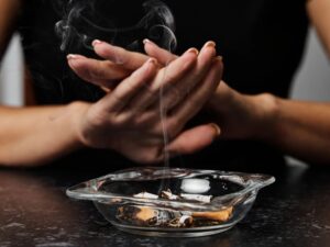 evitar fumar para bajar el colesterol alto