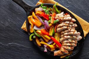 pollo con vegetales, como bajar el colesterol alto