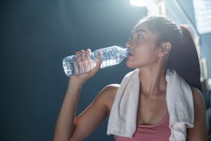 cómo prevenir la deshidratación en el deporte